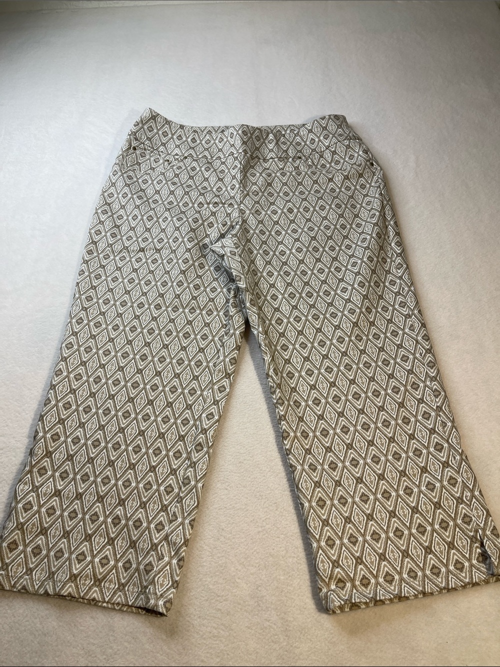 Ruby Rd. Diamond Print Wide Leg Crop Pants in Taupe and White NWT SIZE 8
PULL ON
